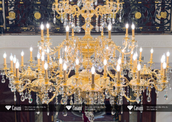 Đèn chùm thông tầng Châu Âu trong không gian biệt thự đẳng cấp 7
