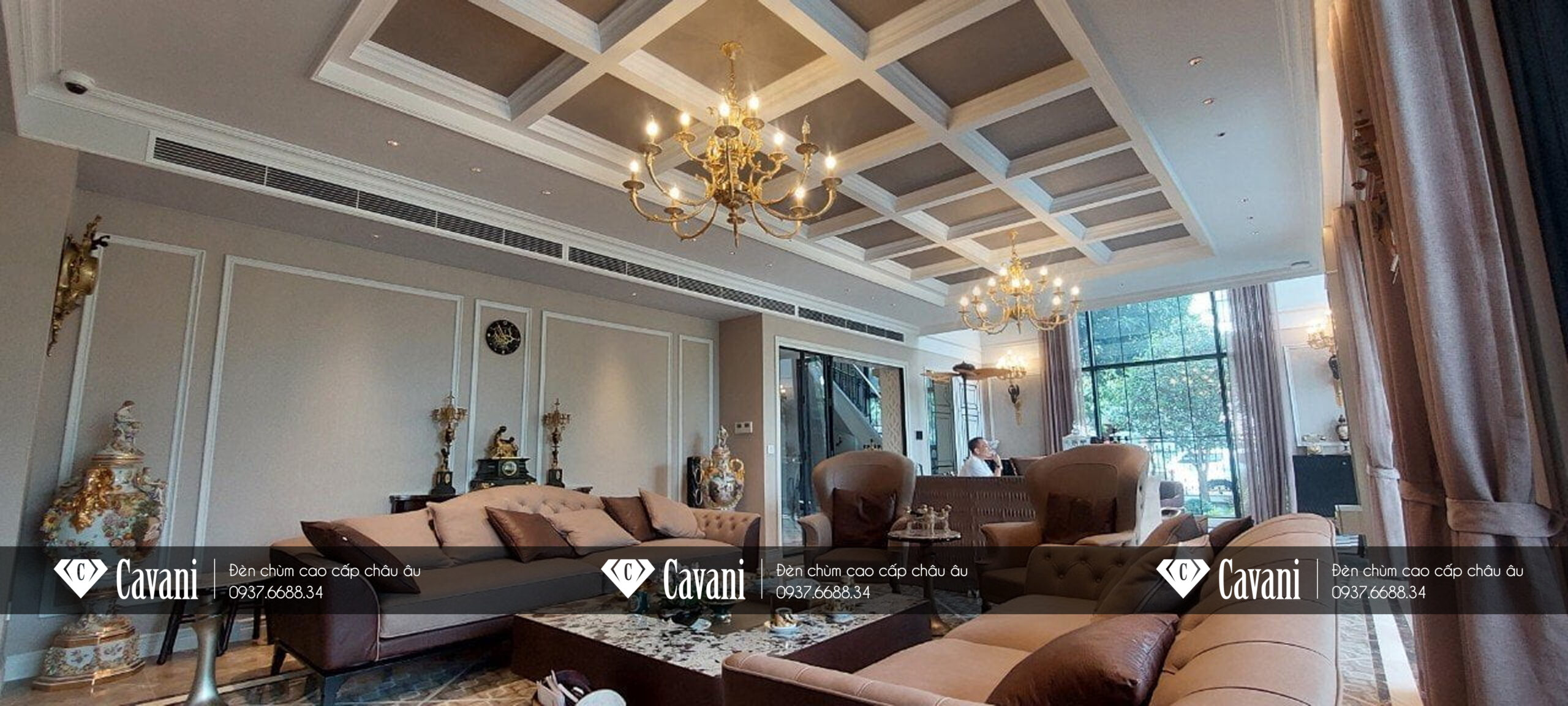 Phòng khách với điểm nhấn nổi bật đèn chùm Châu Âu cao cấp