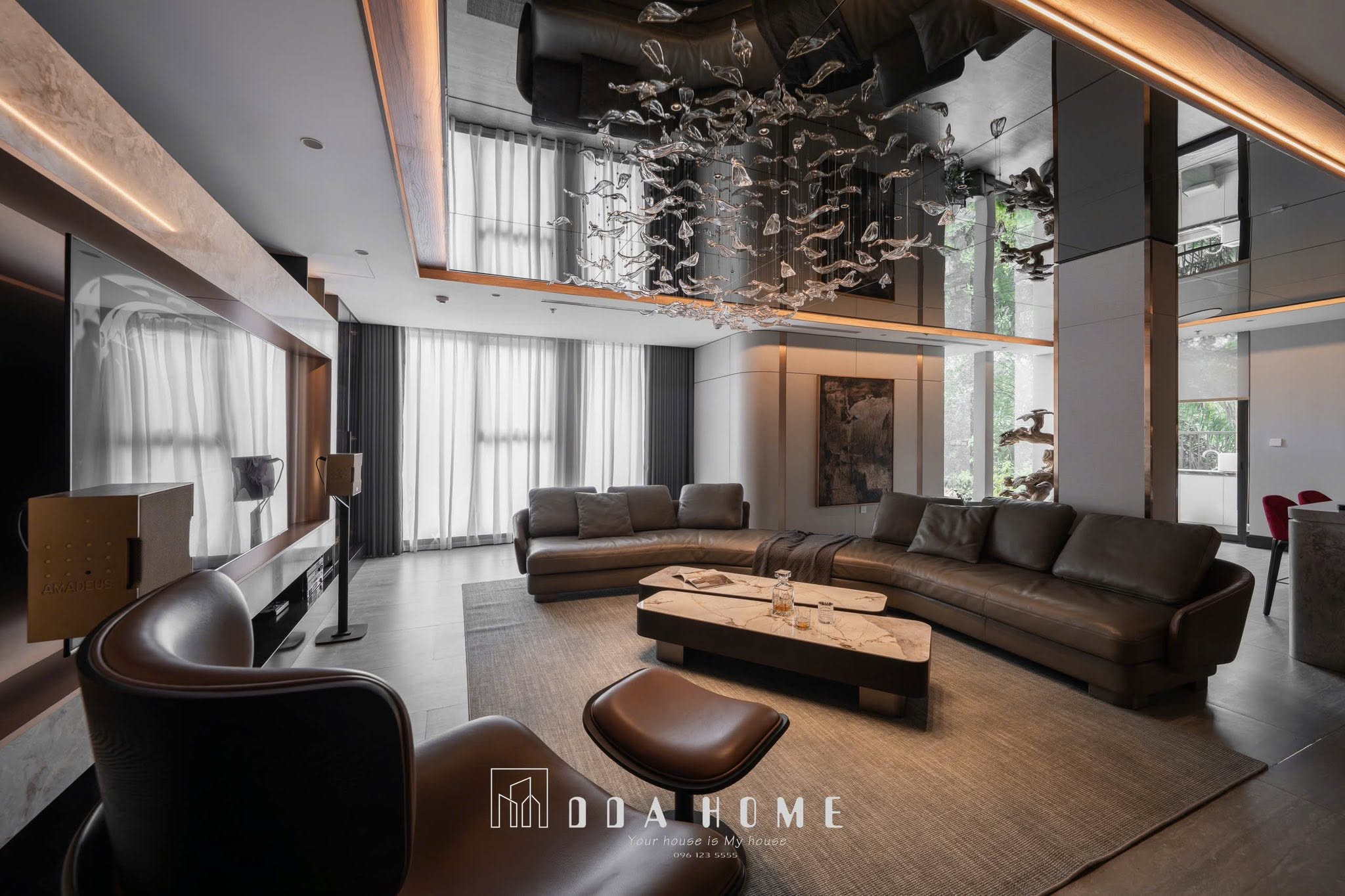 Hệ đèn bespoke làm điểm nhấn chính phòng khách
